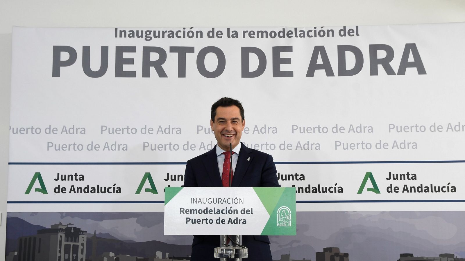 El presidente de la Junta de Andalucía, Juanma Moreno, durante una visita al nuevo muelle del puerto de Adra