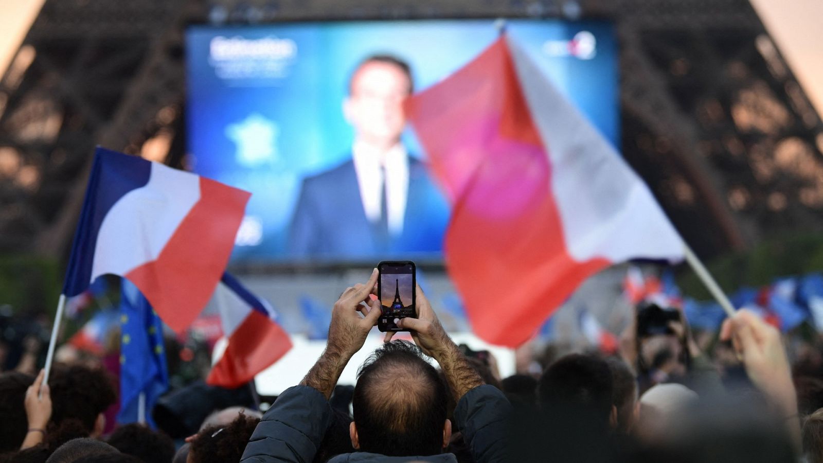 Partidarios de Emmanuel Macron reaccionan a su victoria en las elecciones presidenciales de Francia