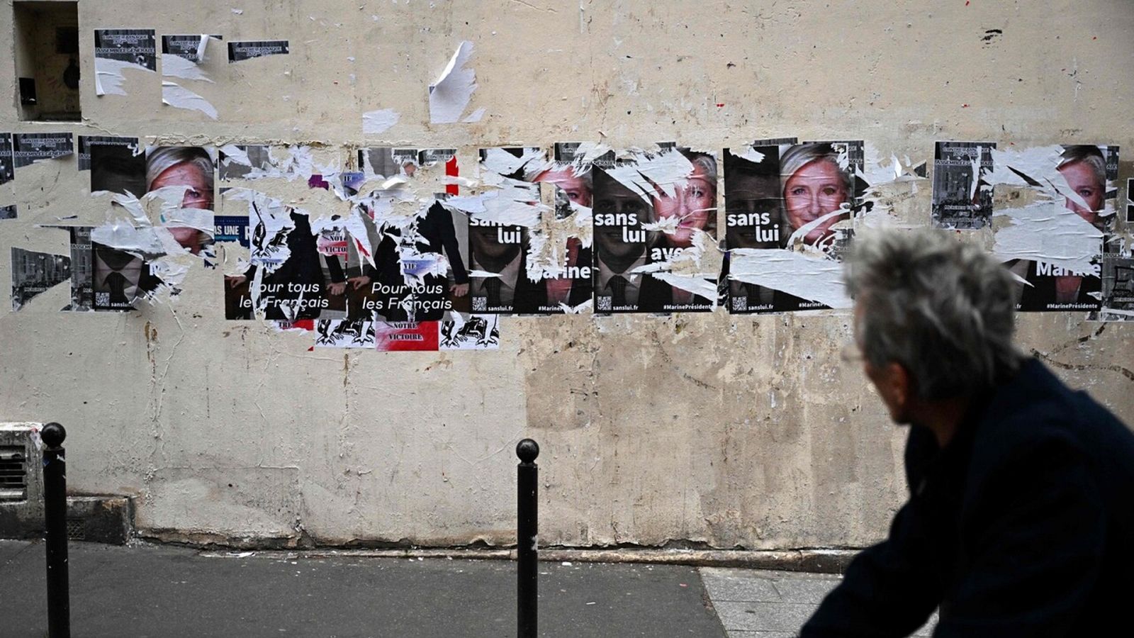 Carteles de campaña en París. Foto: Emmanuel DUNAND / AFP