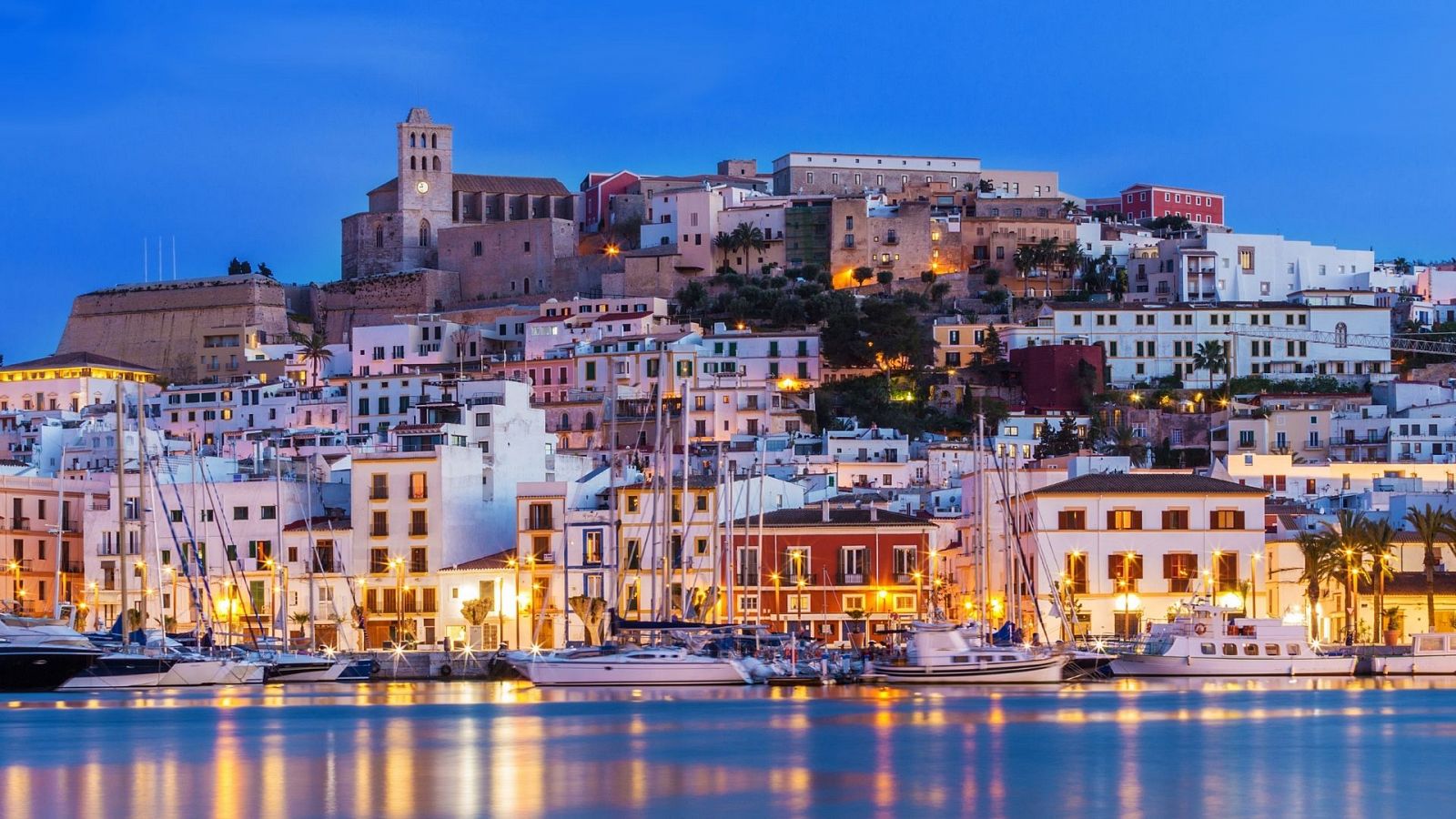 Ibiza goza de renombre internacional por la belleza de sus calas y playas
