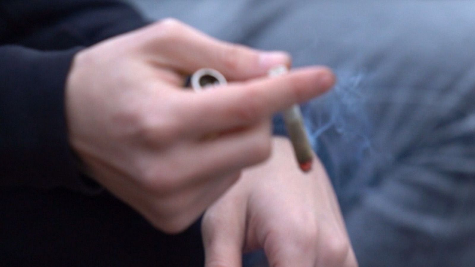 Unas manos preparan un cigarro de marihuana.