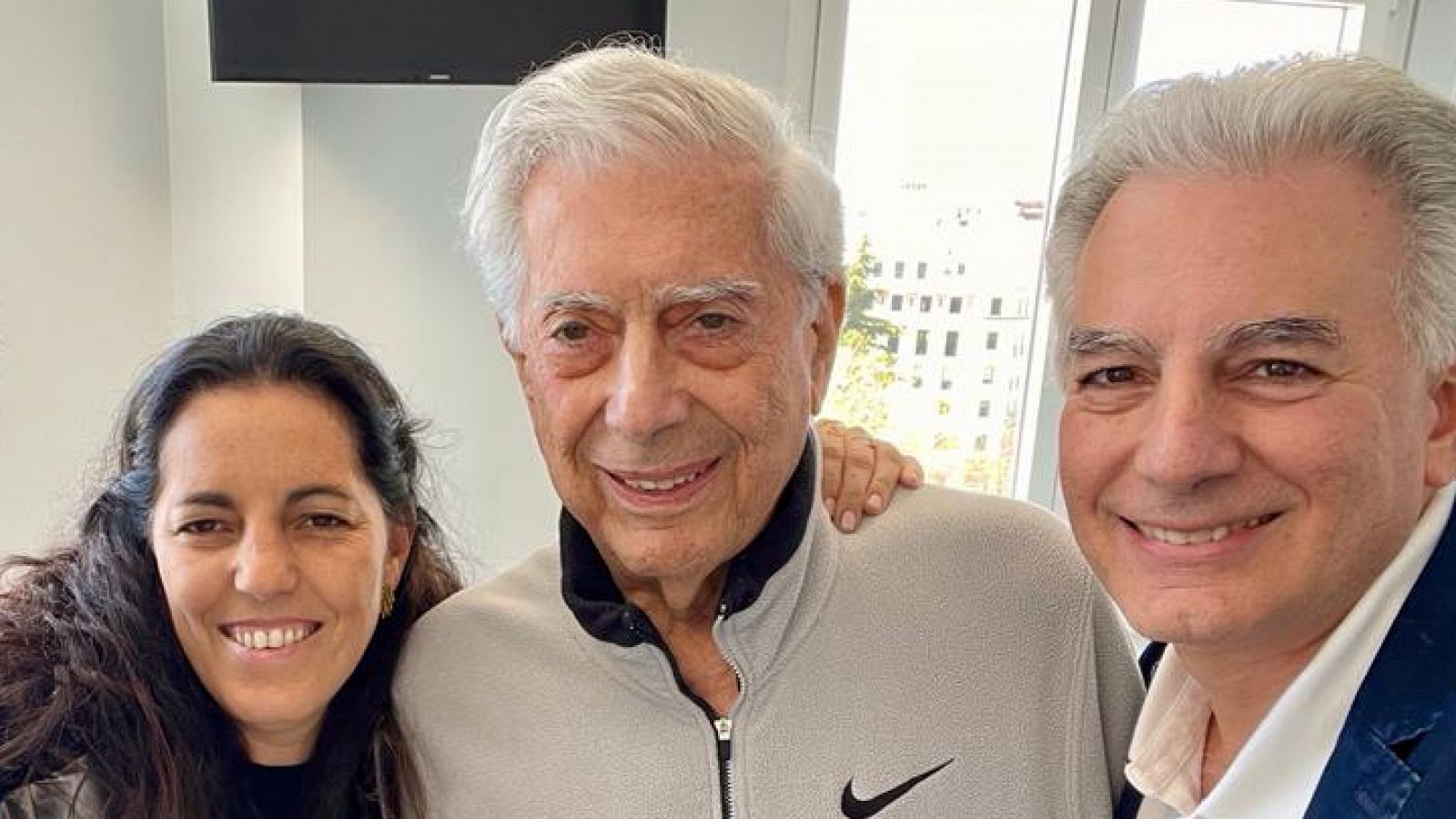 Mario Vargas Llosa, junto a sus hijos, tras recibir el alta hospitalaria.
