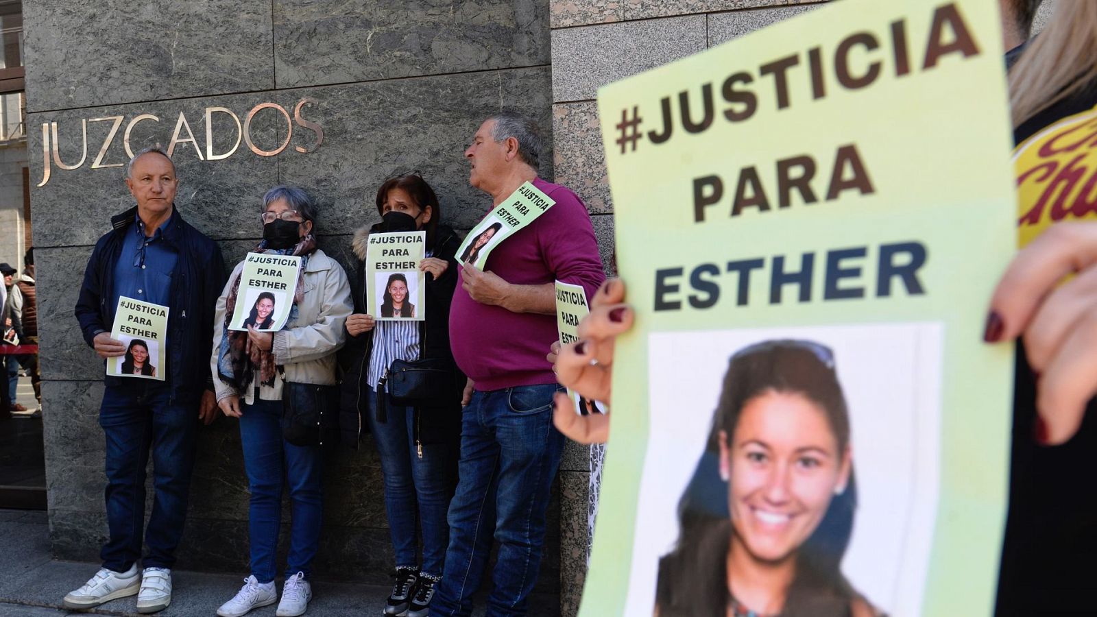 Concentración de amigos y familiares de Esther López a las puertas del Juzgado de Instrucción Número 5 de Valladolid