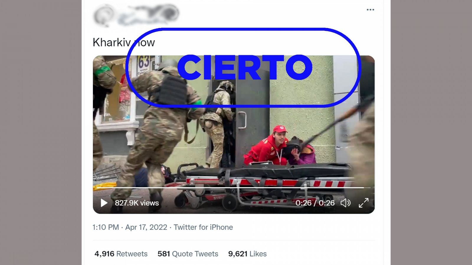 Imagen del vídeo que muestra al voluntario de Cruz Roja Denis Petrenko protegiendo a una mujer herida durante un ataque en Járkov, con el sello Cierto en azul de VerificaRTVE