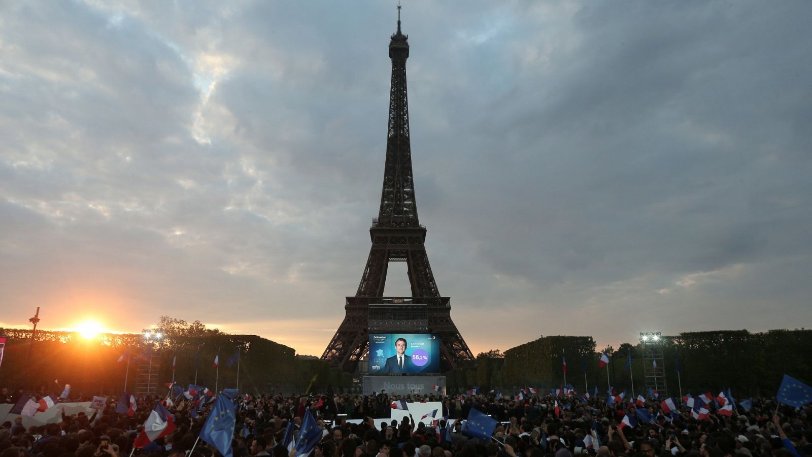 Seguidores del actual presidente francés, Emmanuel Macron celebran en los Campos de Marte la reelección de su candidato tras la segunda ronda de las elecciones presidenciales en Francia