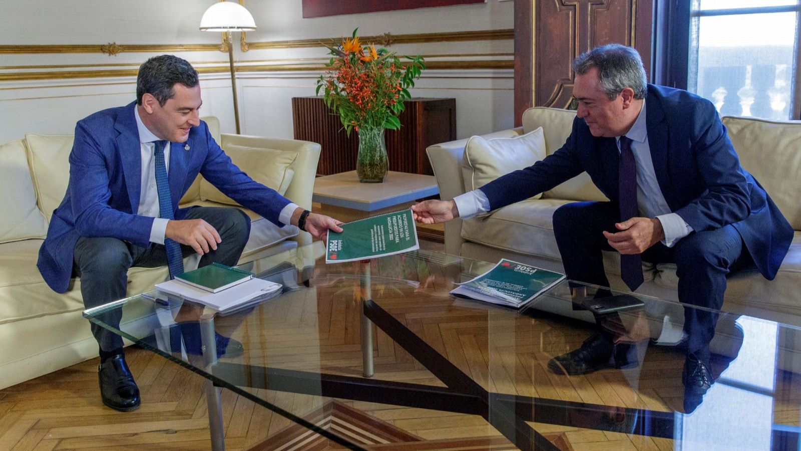 El presidente de la Junta de Andalucía, Juanma Moreno, y el líder del PSOE-A, Juan Espadas