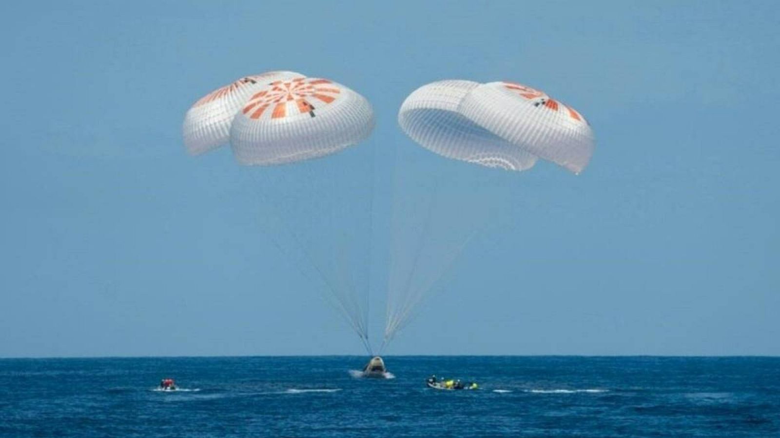 Esta foto de folleto muestra a la tripulación de la cápsula Dragon Endeavour aterrizando en el Océano Atlántico con la tripulación del Axiom Space Ax-1.