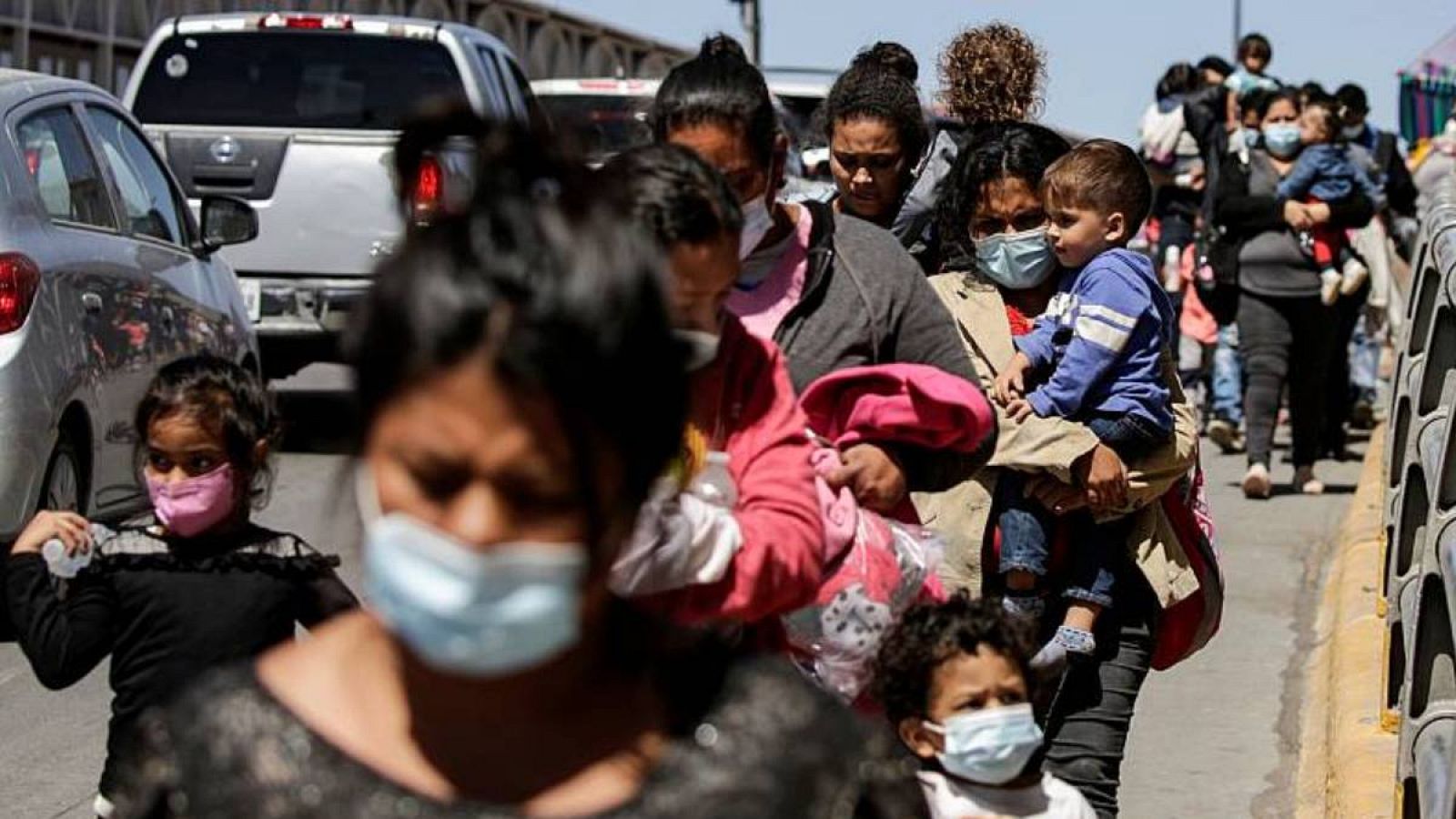 Migrantes que buscaban asilo en Estados Unidos y fueron deportados a México cruzan el puente fronterizo internacional Paso del Norte, en Ciudad Juárez, México, el 23 de marzo de 2021.