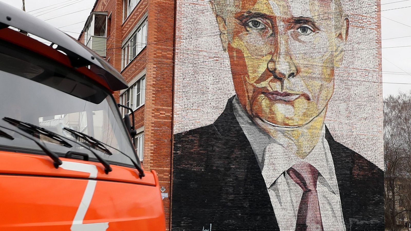 Un camión con la letra Z frente a un bloque de viviendas con un mural de Vladímir Putin en la localidad rusa de Kashira