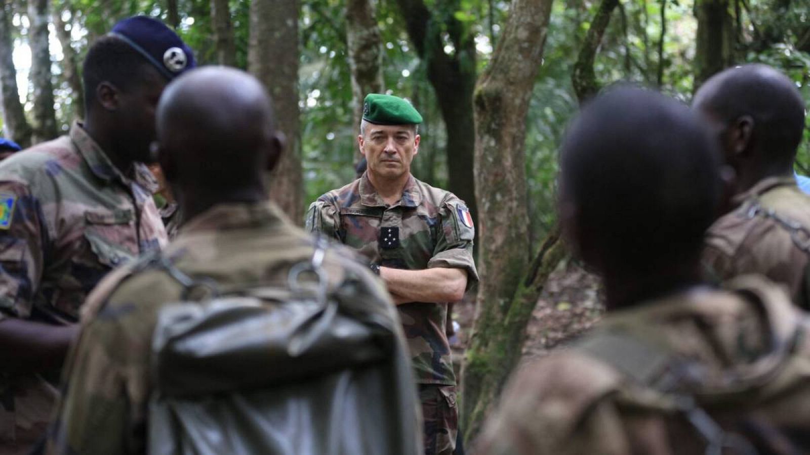 El General Thierry Burkhard, Jefe del Estado Mayor de la Defensa del Ejército francés, habla el 15 de abril de 2022 con un grupo de soldados.