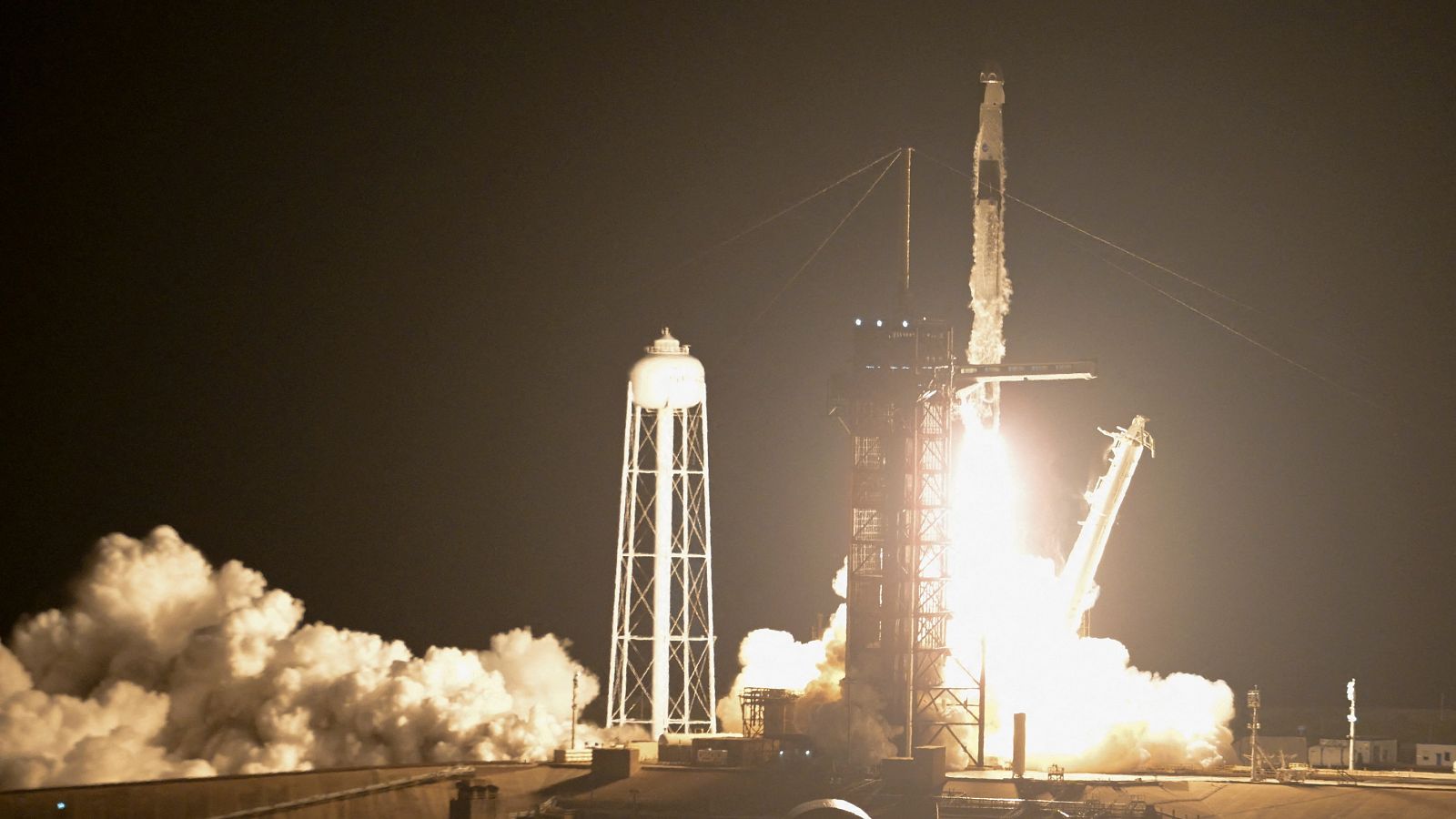 Momento en el que el cohete Falcon 9 despega de Cabo Cañaveral.