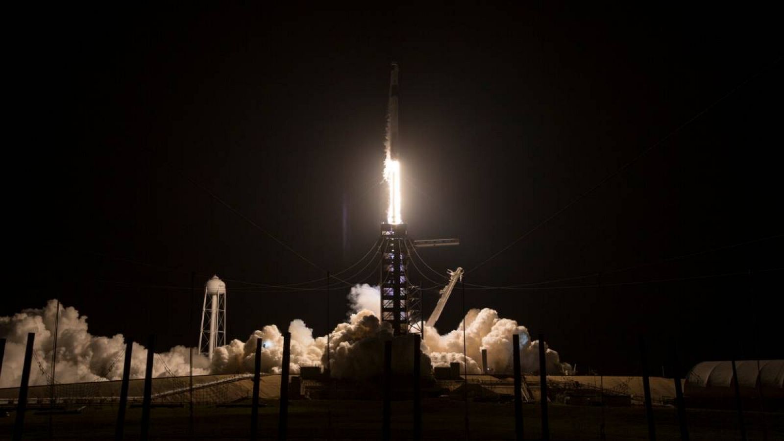 Cohete SpaceX Falcon 9 que transporta la nave espacial Crew Dragon de la compañía que se lanza en la misión SpaceX Crew-4 de la NASA a la Estación Espacial Internacional (EEI).