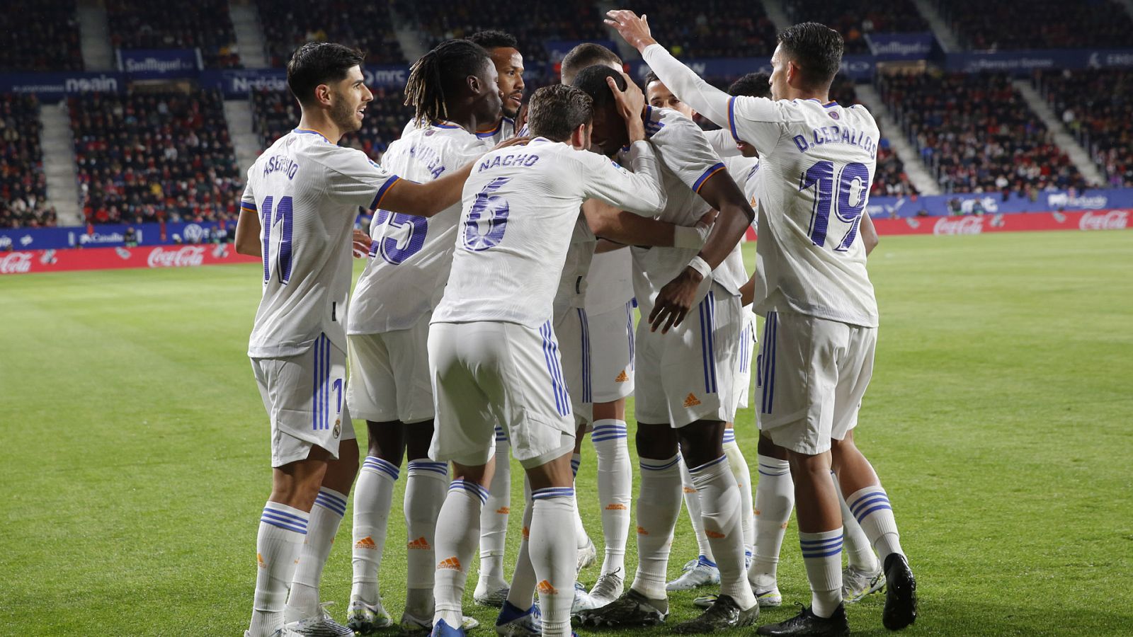 Los jugadores del Real Madrid celebran un gol ante Osasuna.