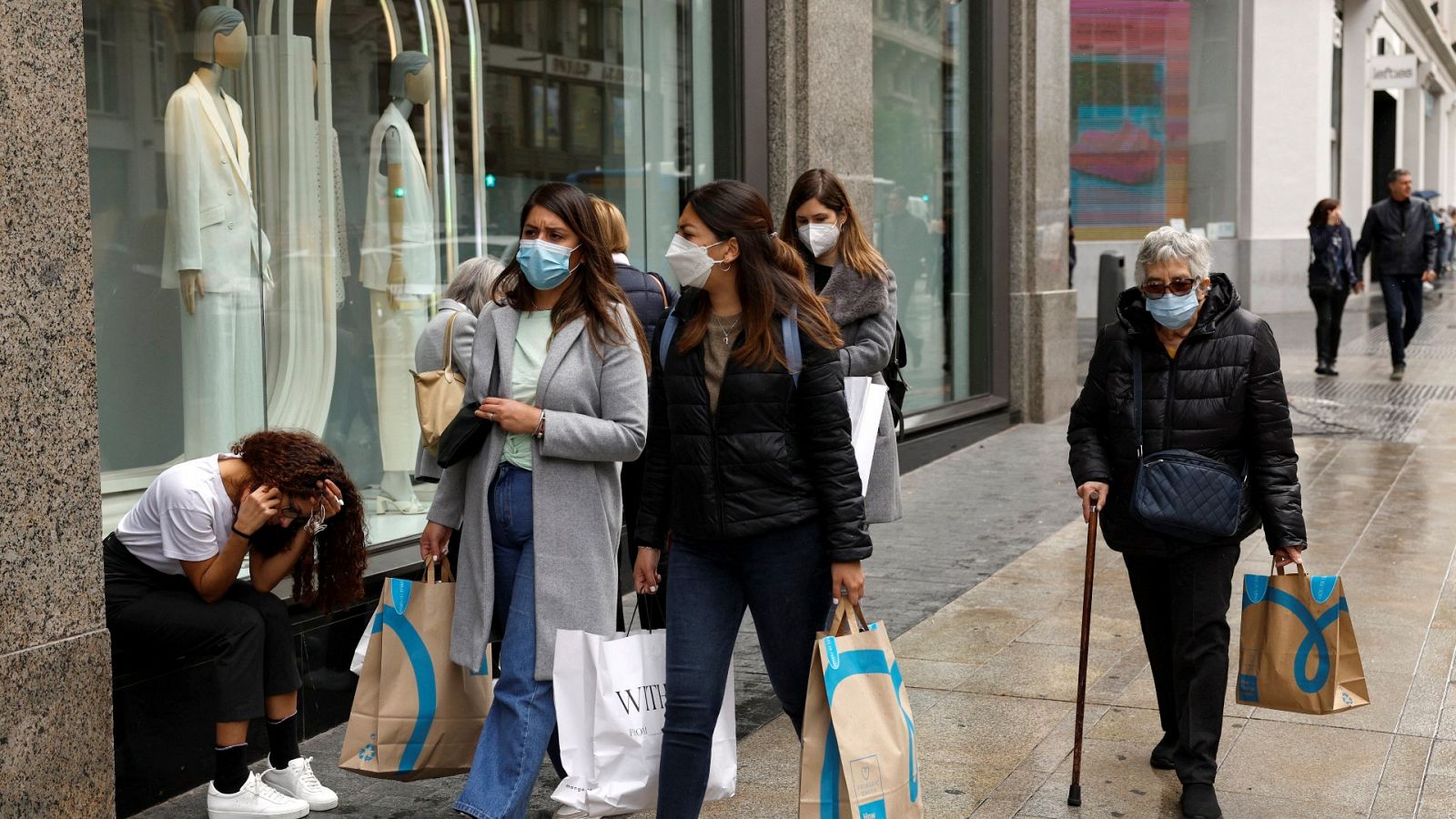 Algunas compradoras en la Gran Vía madrileña