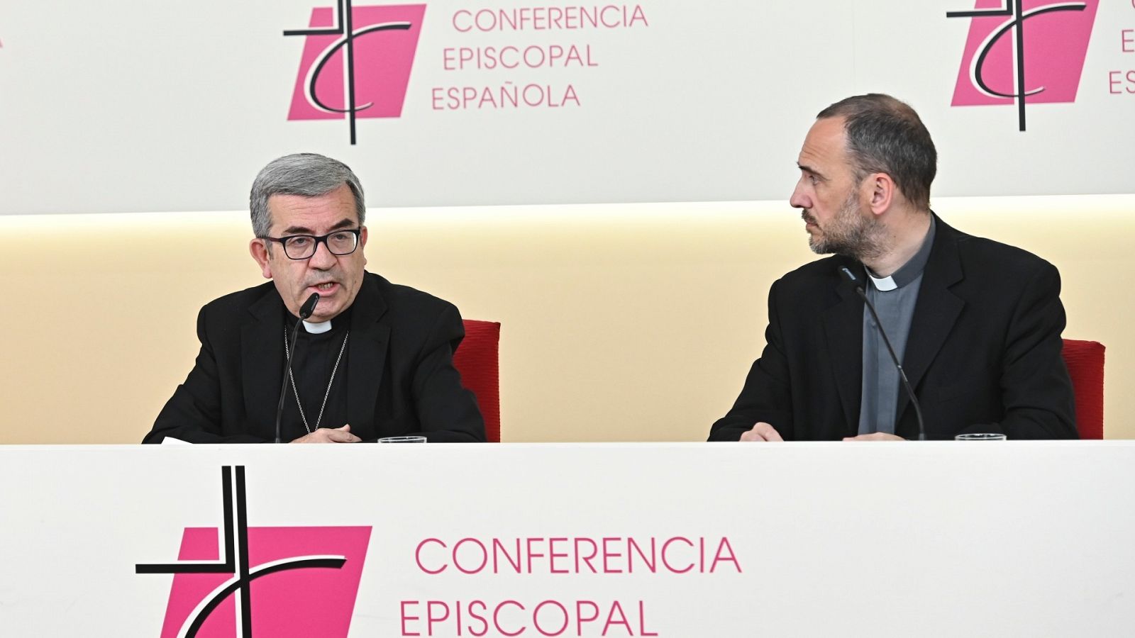 El portavoz de la Conferencia Episcopal Española , Luis Argüello (i) durante la rueda de prensa celebrada este viernes.