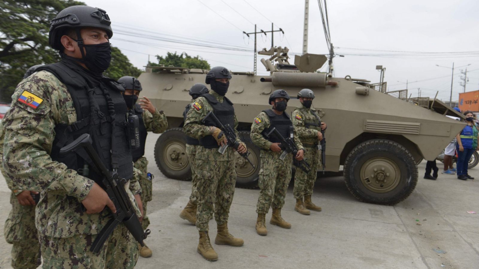 Imagen de archivo del 13 de noviembre de 2021 de soldados ecuatorianos haciendo guardia frente a una prisión de Guayaquil tras producirse en ella un motín.