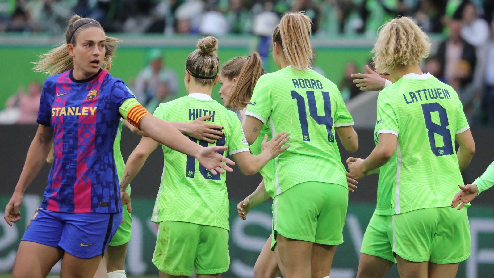 Alexia, a la izquierda, reacciona tras el primer gol del Wolfsburgo que las jugadoras del equipo alemán celebran detrás de ella