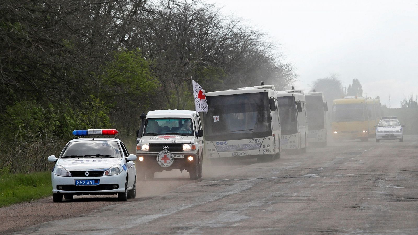 Un convoy de autobuses con civiles evacuados desde Mariúpol en una carretera hacia Zaporiyia