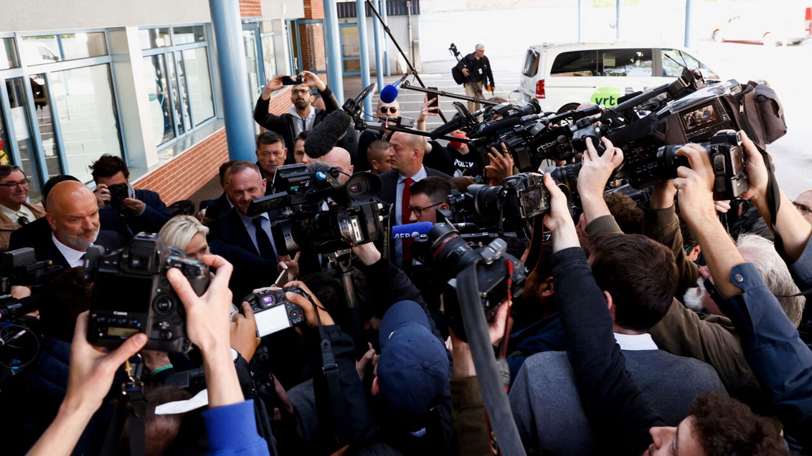 Periodistas rodean a la candidata ultraderechista a la presidencia de Francia Marine Le Pen, en una imagen de archivo. REUTERS/Darrin Zammit Lupi