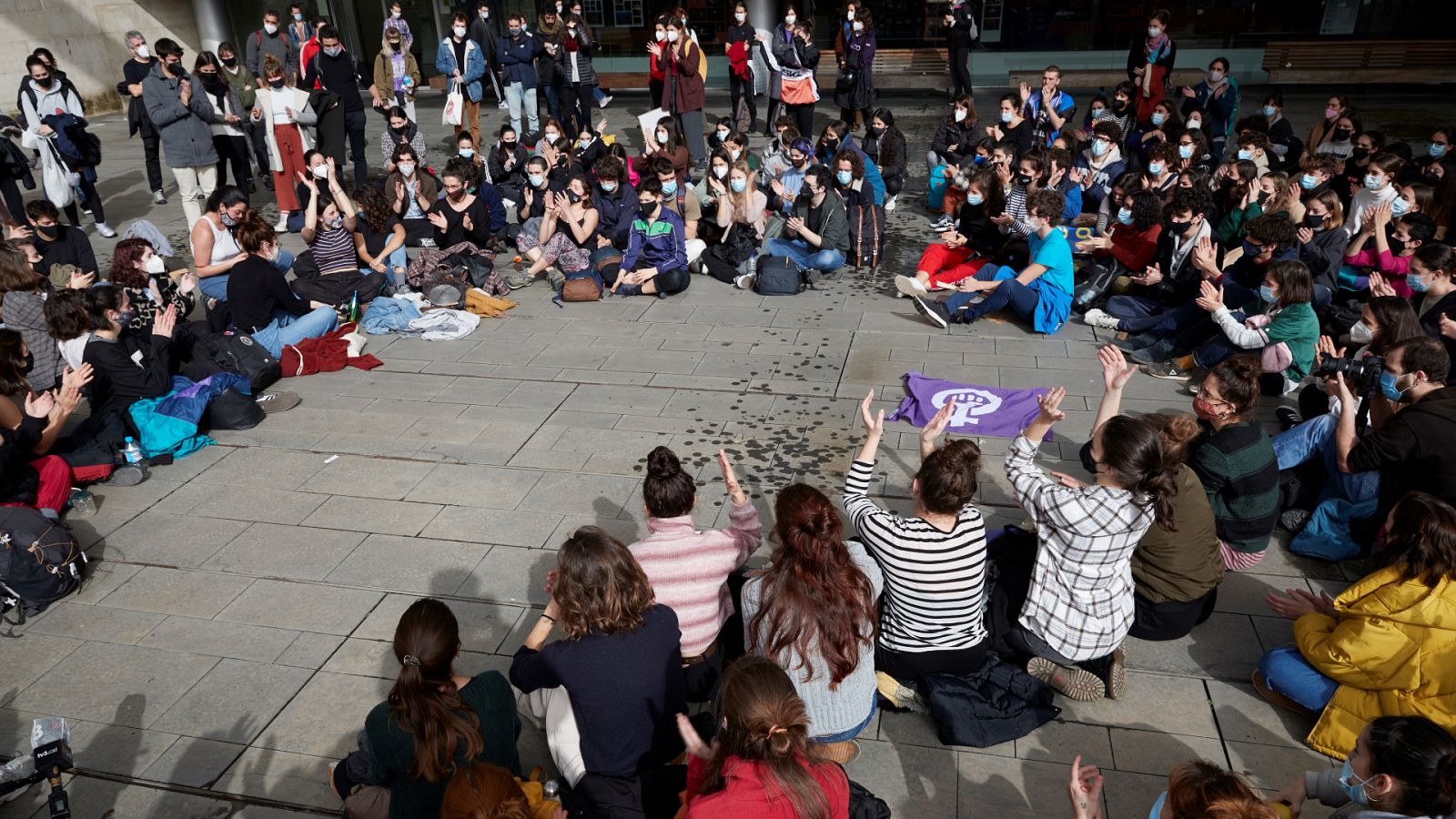 Alumnos, exalumnos y profesionales de las artes escénicas se manifiestan contra el acoso y los abusos de poder denunciados en el Institut del Teatre de Barcelona. 23/02/2021