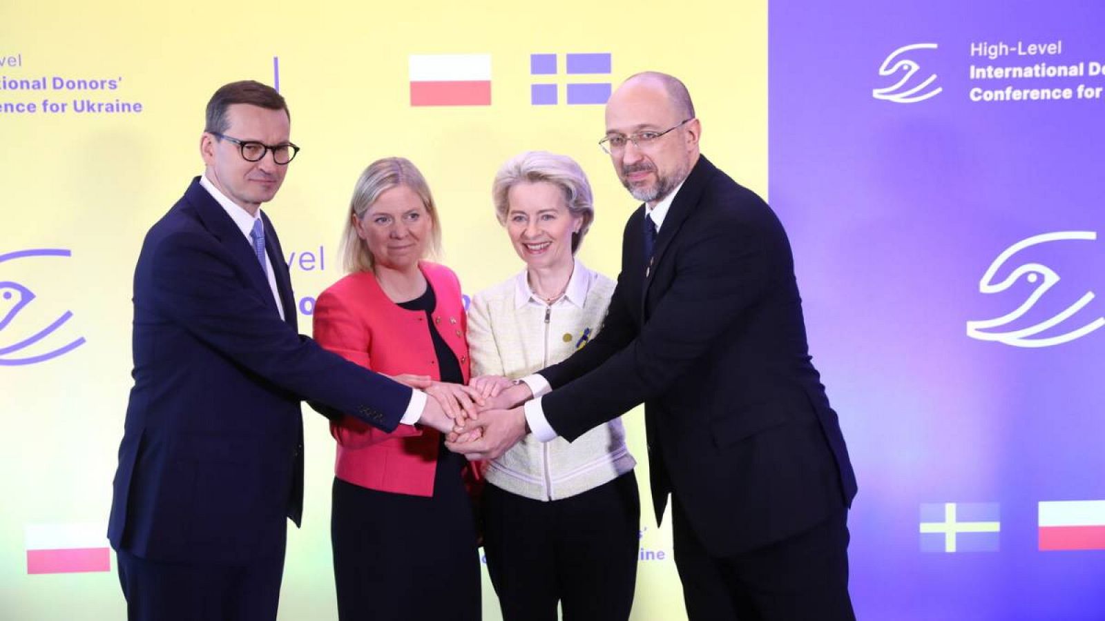 El Primer Ministro polaco Mateusz Morawiecki, la Primera Ministra sueca Magdalena Andersson, la Presidenta de la Comisión Europea Ursula von der Leyen y el Primer Ministro de Ucrania Denys Shmyhal en la conferencia de donantes. 