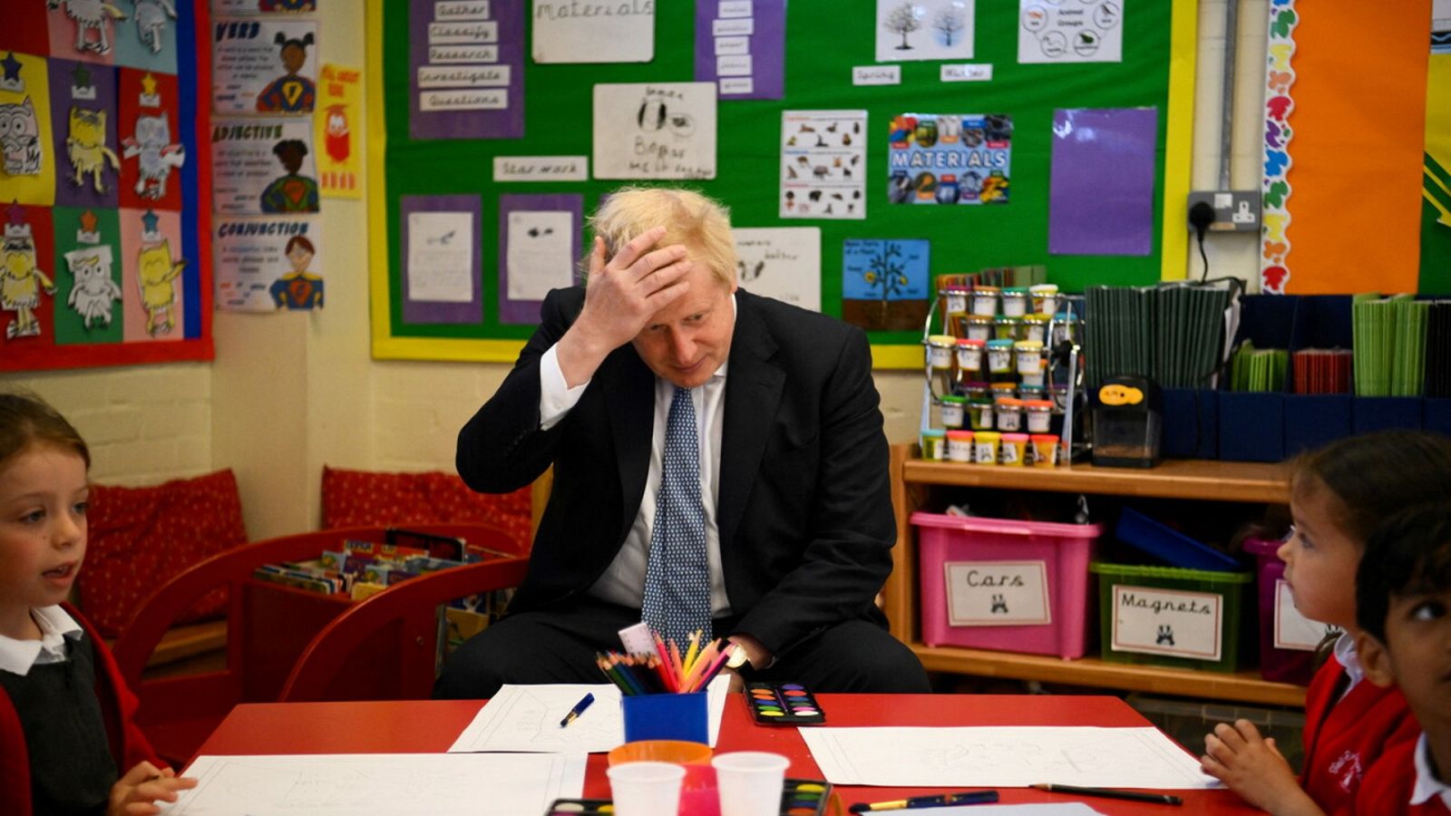 El primer ministro británico, Boris Johnson, en una visita a una escuela en South Ruislip,  Reino Unido, el 6 de mayo de 2022. Daniel Leal/pool, vía REUTERS