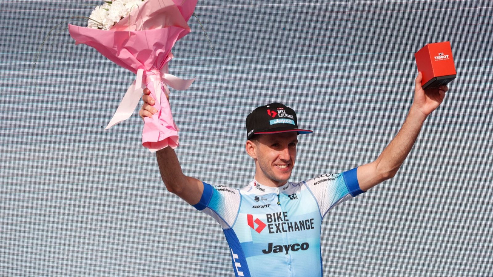 El británico Simon Yates celebra su victoria en la segunda etapa del Giro.