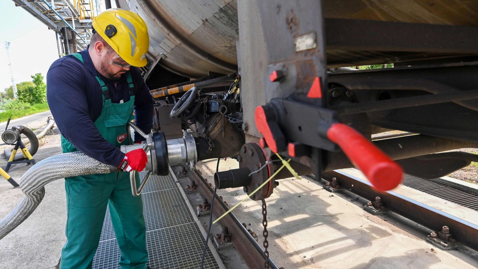 Un trabajador se prepara para recibir aditivo líquido para el refinado de petróleo en una refinería de Hungría. 