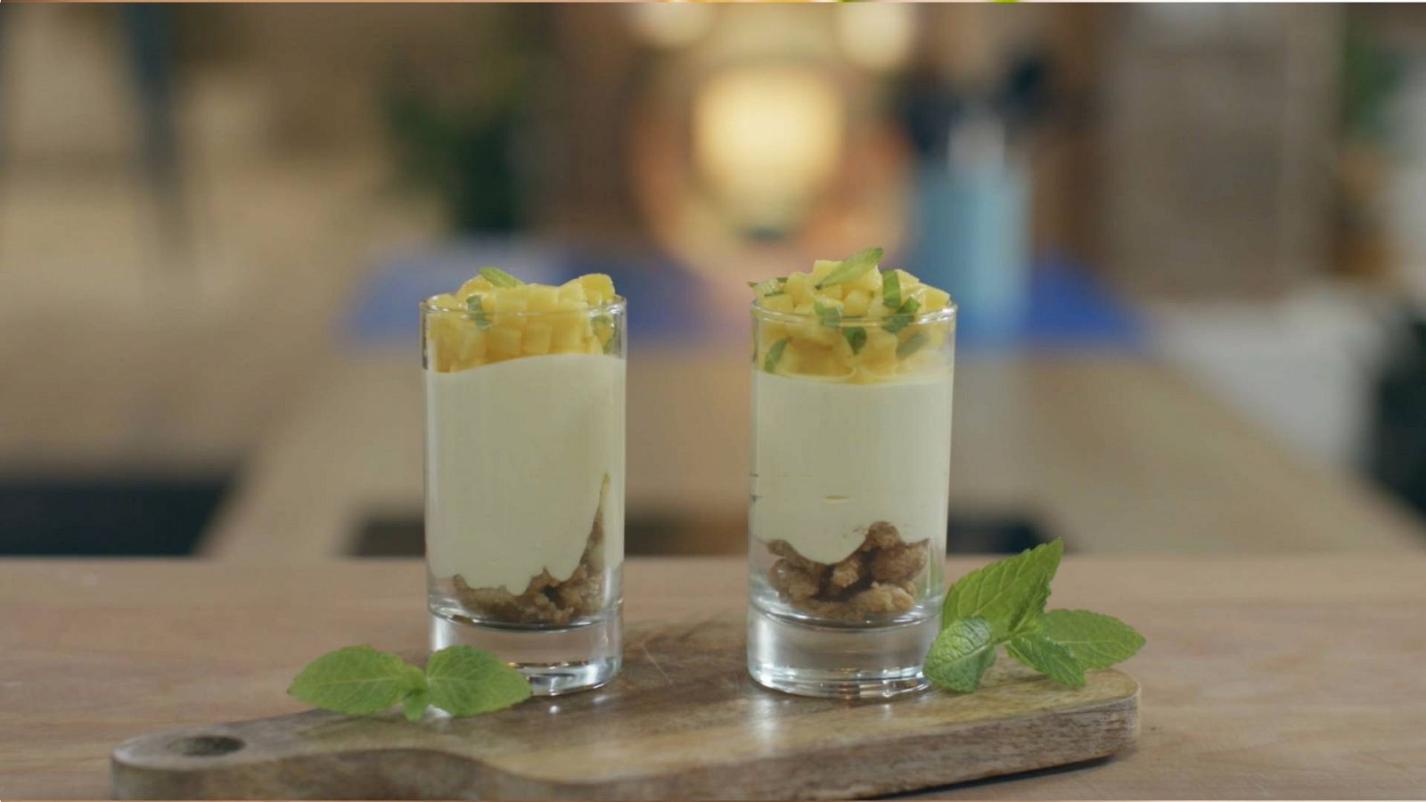 Menudos Torres - Receta de mousse de mango, yogur y menta con crumble
