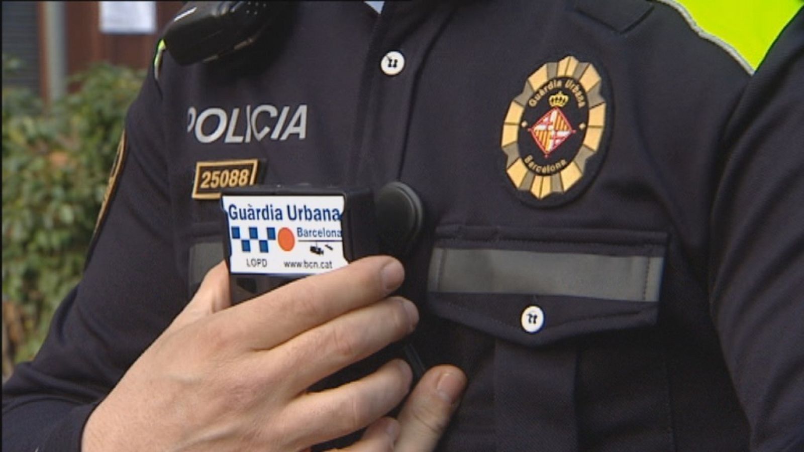 Nou dispositiu de gravació que utilitzaran els agents policials i que portaran incorporat a l'uniforme
