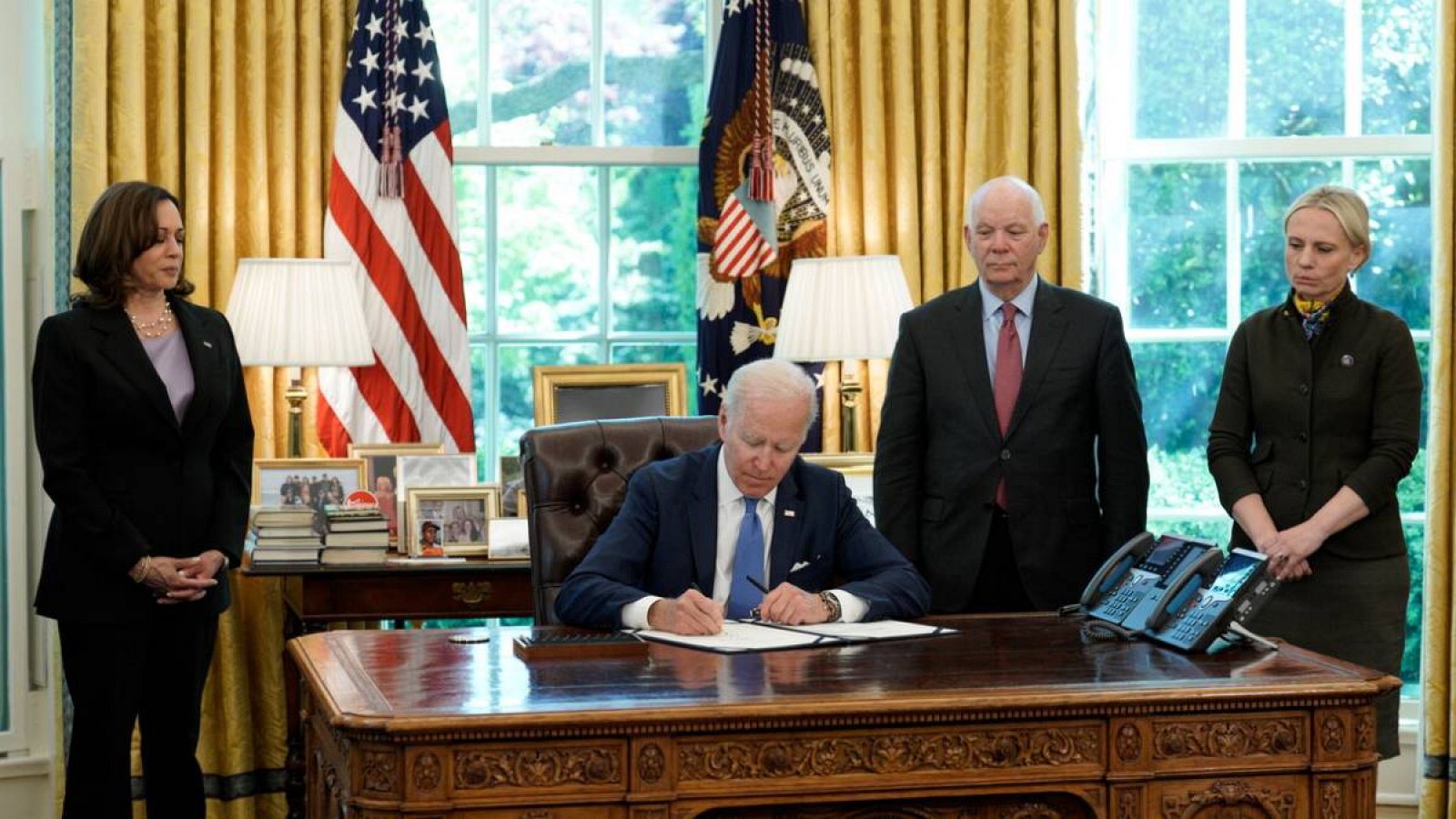 El presidente de los Estados Unidos, Joe Biden (C), firma la Ley de Préstamo y Arriendo de Ucrania en el Despacho Oval de la Casa Blanca en Washington, DC, EE. UU.