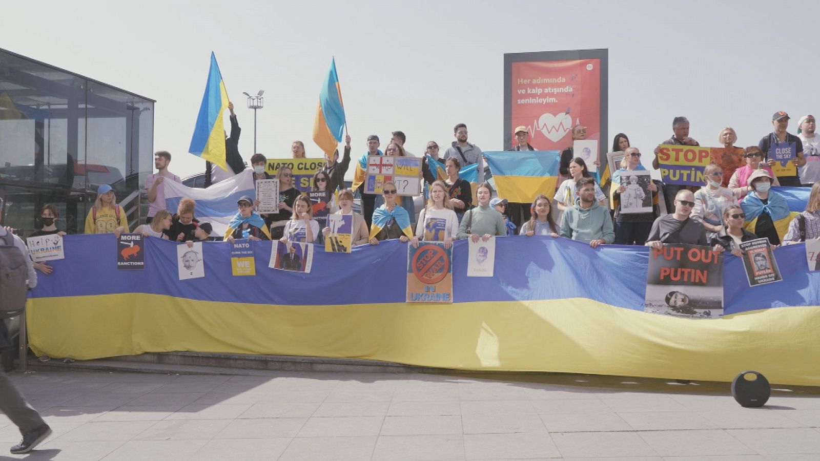 Jóvenes rusos y ucranianos se manifiestan contra la guerra a diario en el centro de Estambul.