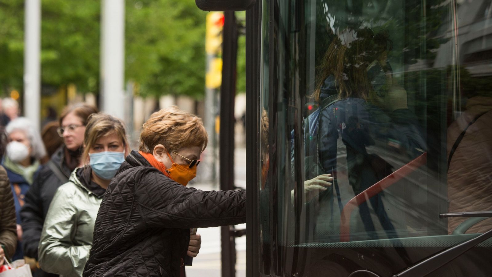 Usuarias del transporte público suben a un autobús en Zaragoza, el pasado 20 de abril, primer día sin mascarilla en interiores.