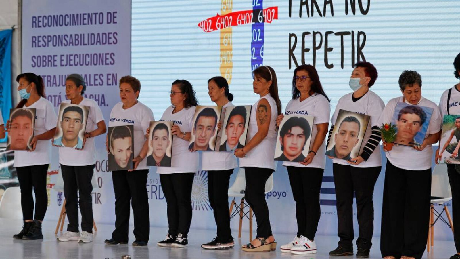 Integrantes del colectivo Madres de los Falsos Positivos de Colombia (Mafapo) participan en la audiencia celebrada por la Comisión de la Verdad sobre las ejecuciones extraoficiales de civiles hoy, en Soacha (Colombia).