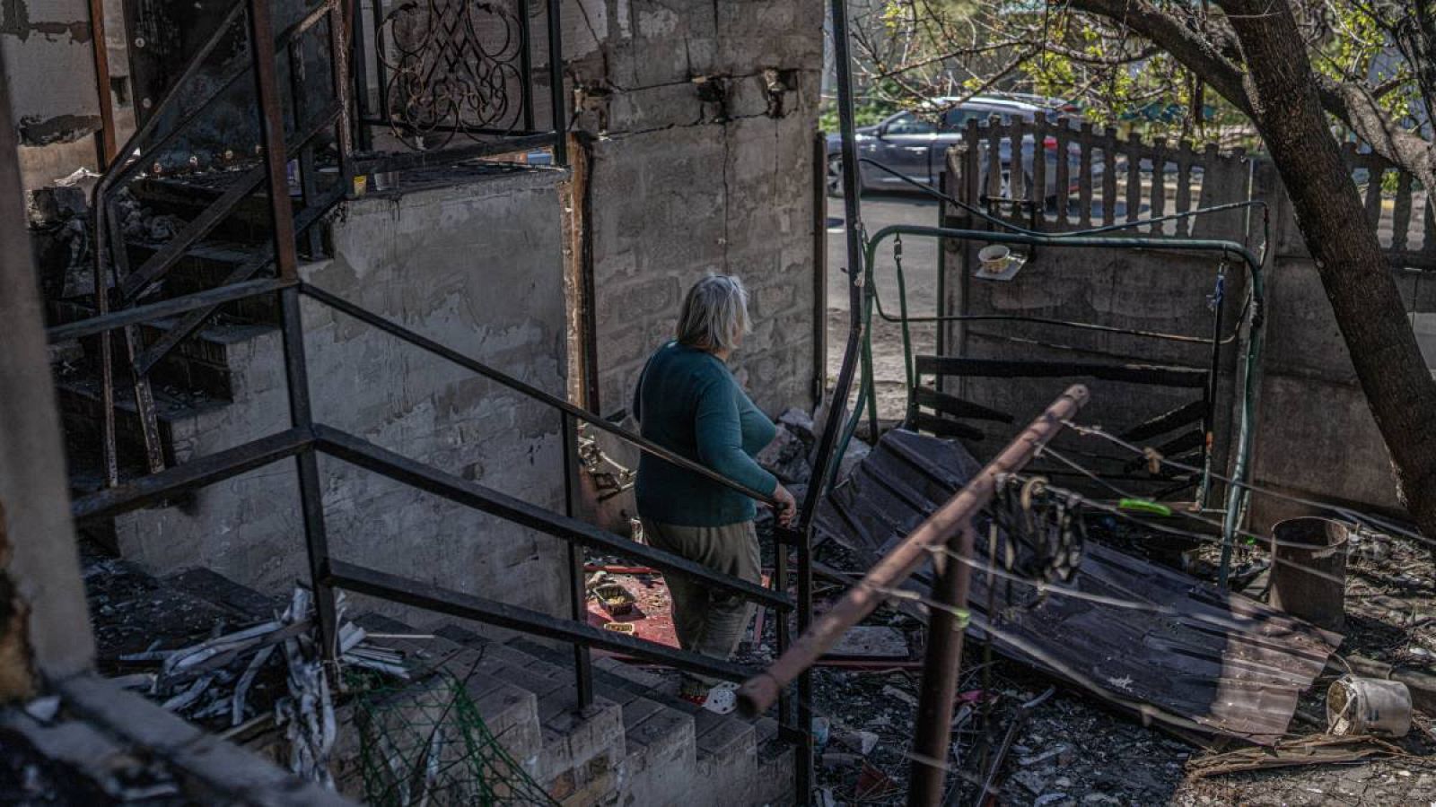 Halyna regresa a su hogar destruido durante la ocupación.