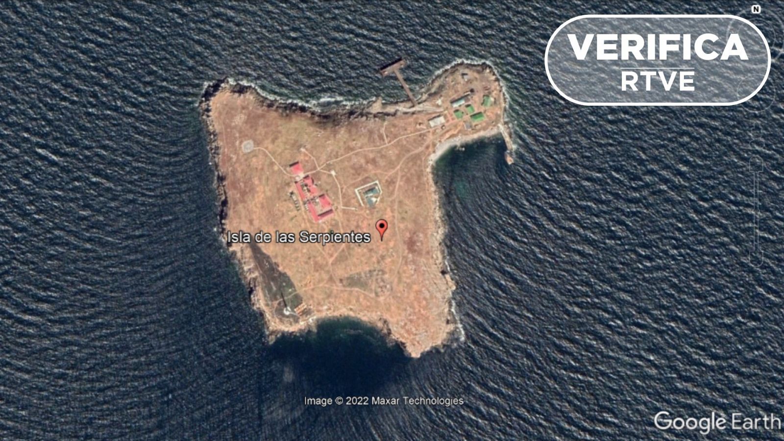La isla de las Serpientes en una imagen satelital de Maxar mostrada por Google Earth Pro, con el sello blanco de VerificaRTVE