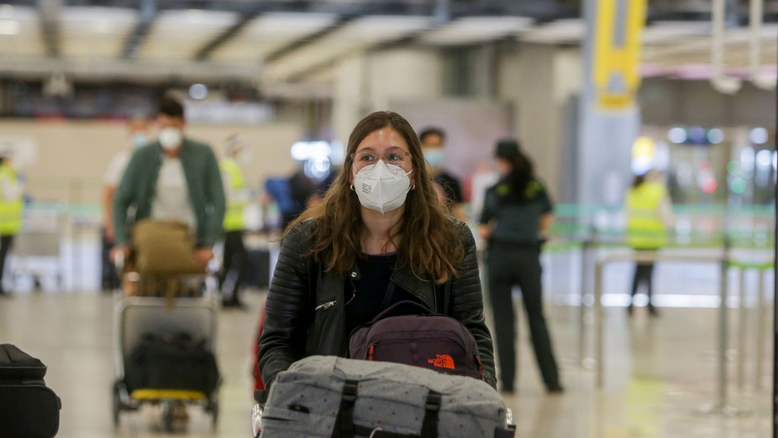 Una joven protegida con mascarilla camina por el Aeropuerto de Madrid-Barajas Adolfo Suárez en junio de 2020