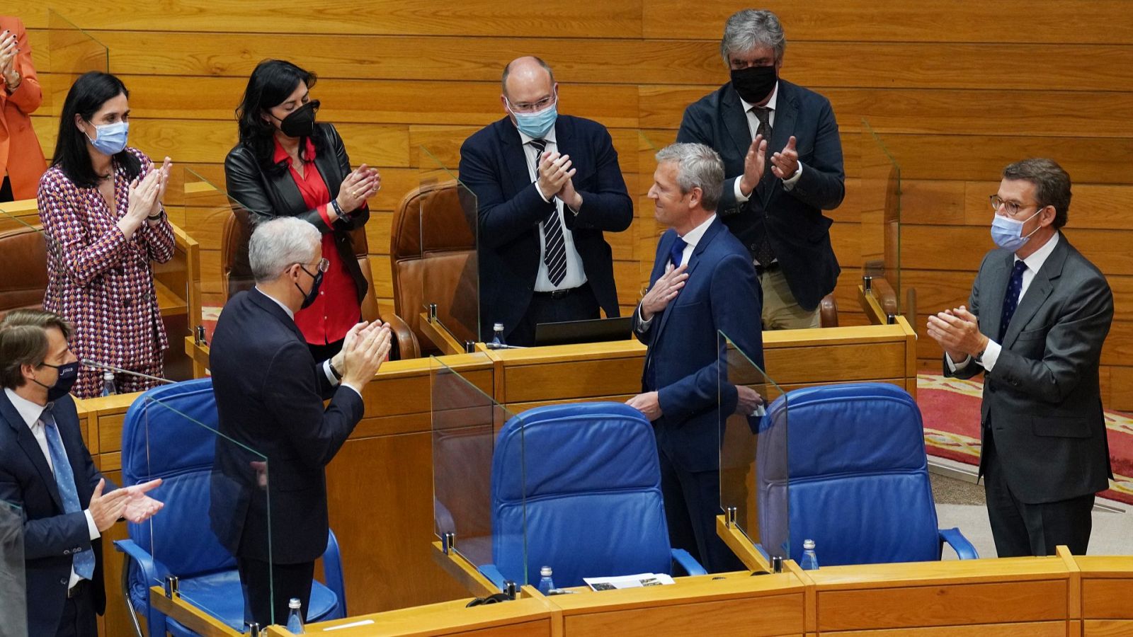Alfonso Rueda (c) es aplaudido en la sesión de investidura mientras se lleva la mano al corazón