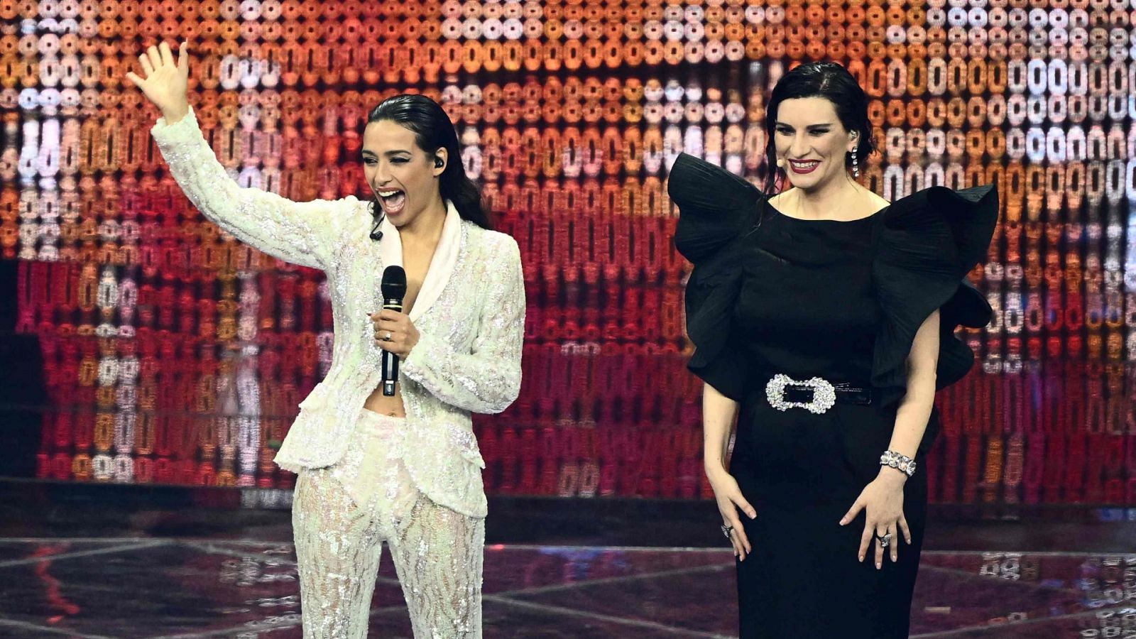 Chanel junto a Laura Pausini en la Segunda Semifinal de Eurovisión