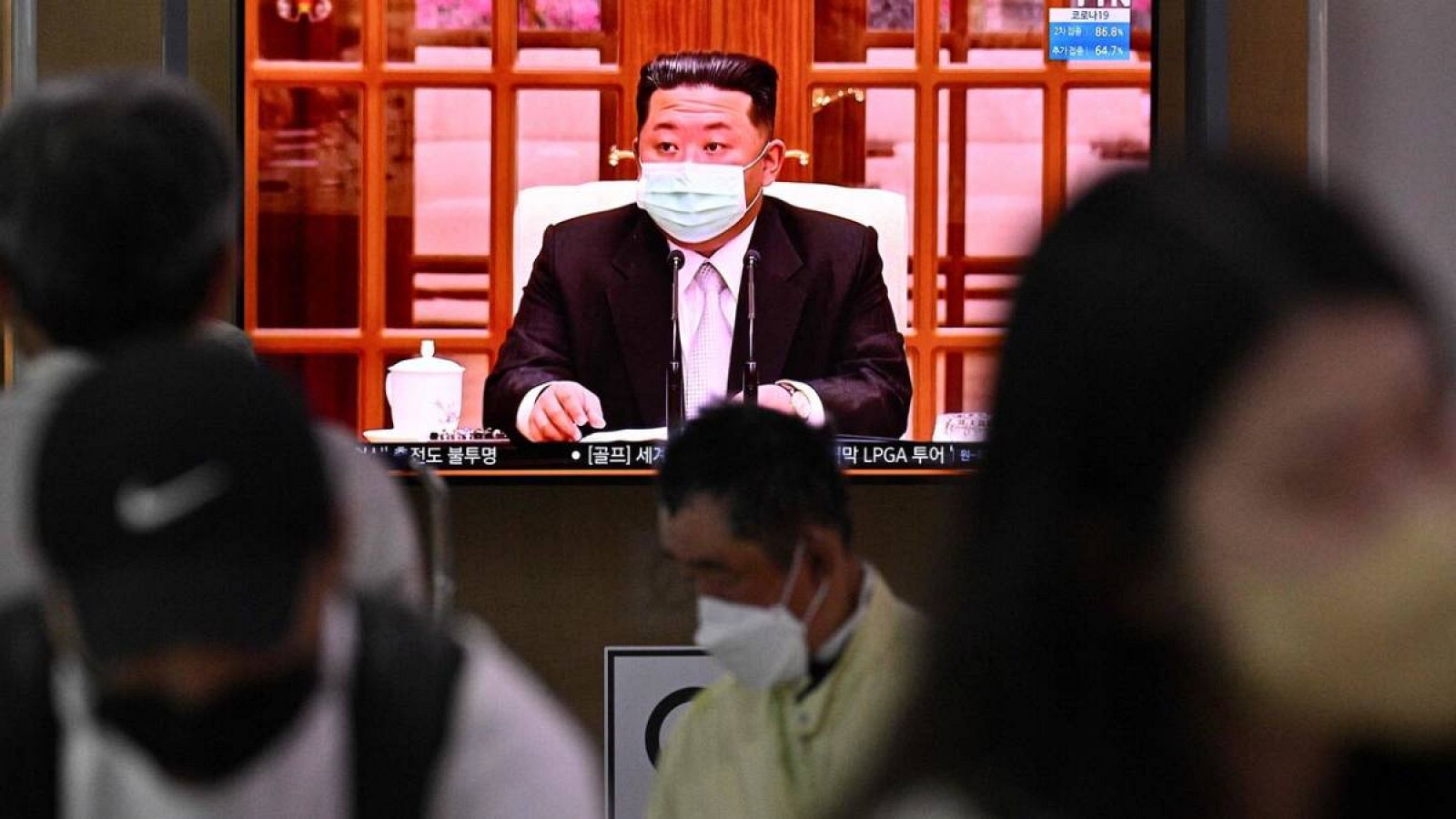 El líder de Corea del Norte, Kim Jong-Un, aparece con mascarilla en la televisión por primera vez desde que comenzó la pandemia en el mundo.