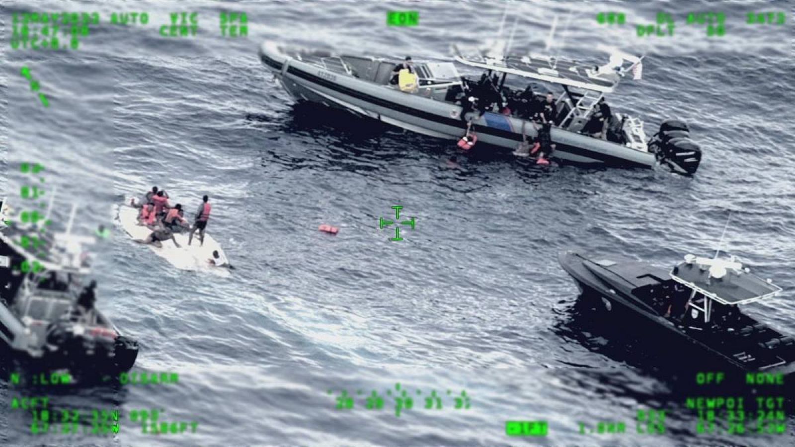 Imagen desde el helicóptero de la Guardia Costera estadounidense durante el rescate.