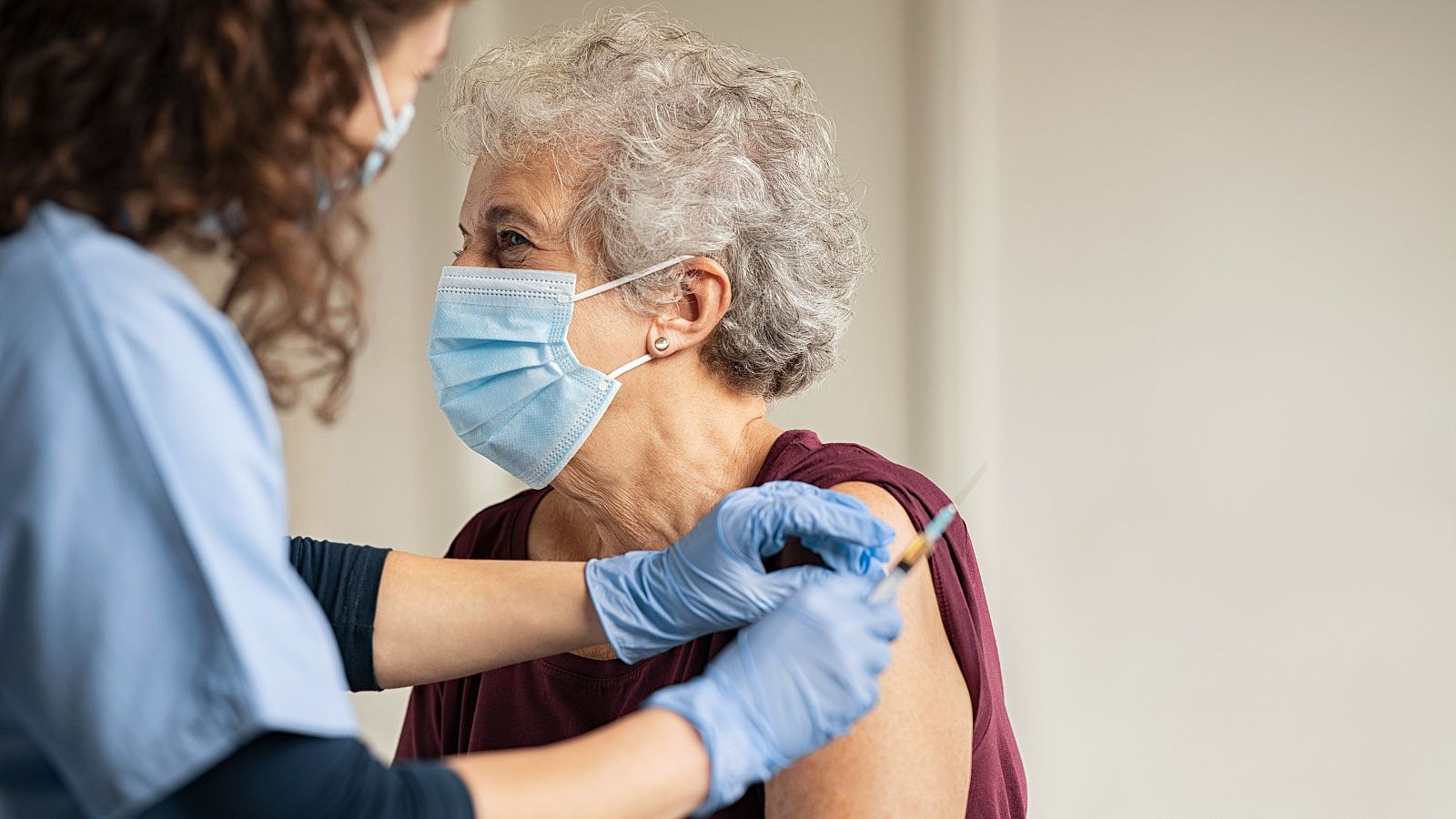 Las comunidades ya se están planteando la administración de la cuarta dosis de la vacuna COVID.