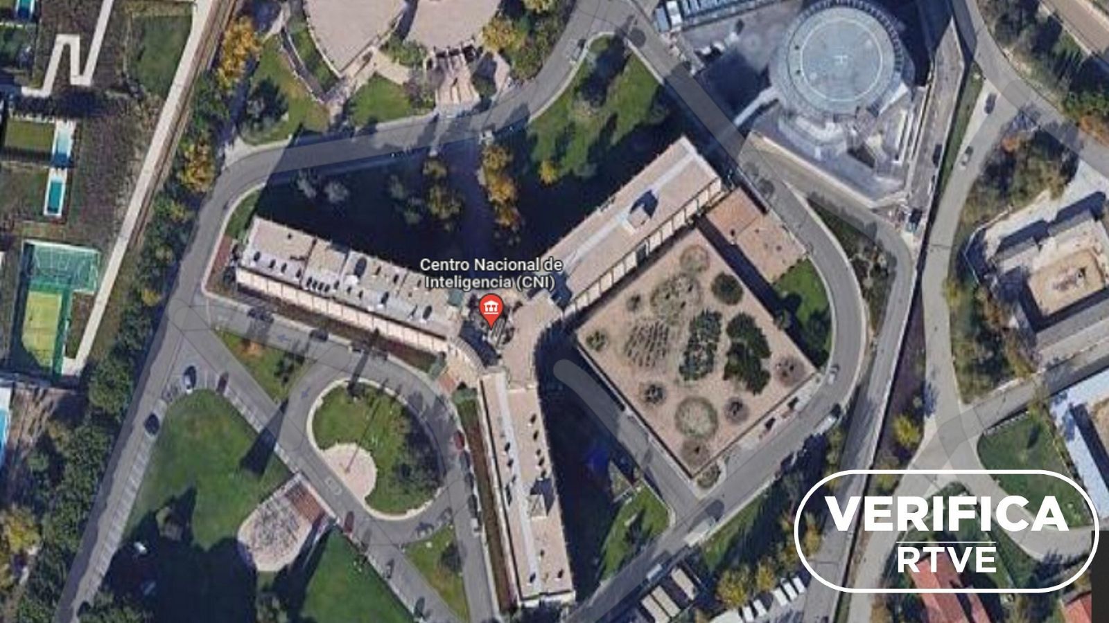 La sede del Centro Nacional de Inteligencia (CNI) en una imagen de Google Maps, con el sello blanco de VerificaRTVE