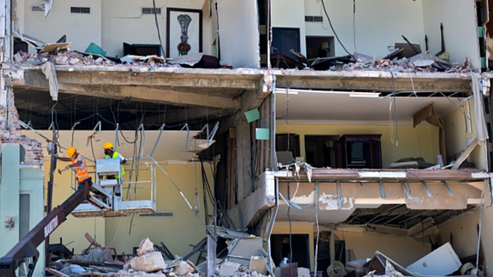 Operarios y equipos de rescate entre los escombros del Hotel Saratoga, en Cuba
