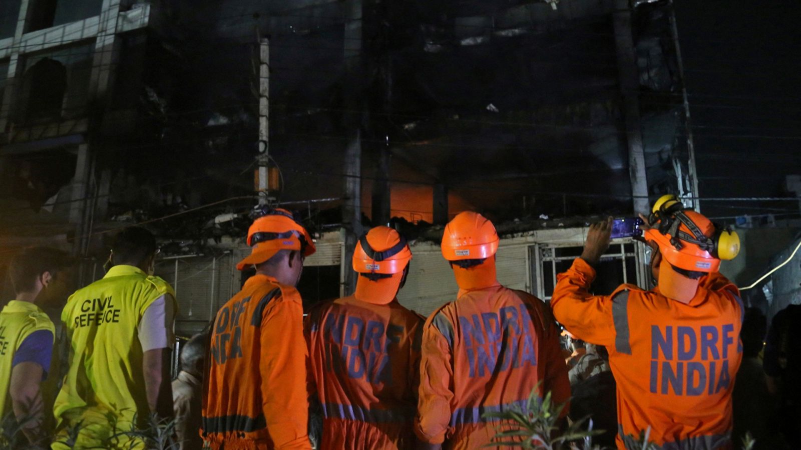 Una imagen de los bomberos trabajando tras el incendio de un edificio comercial en Nueva Delhi, India.