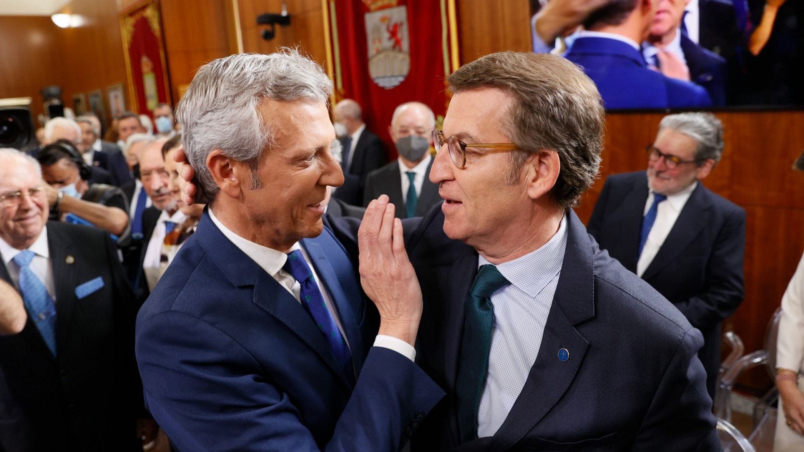 El nuevo presidente de la Xunta de Galicia, Alfonso Rueda (i), saluda a su predecesor Alberto Núñez Feijóo.