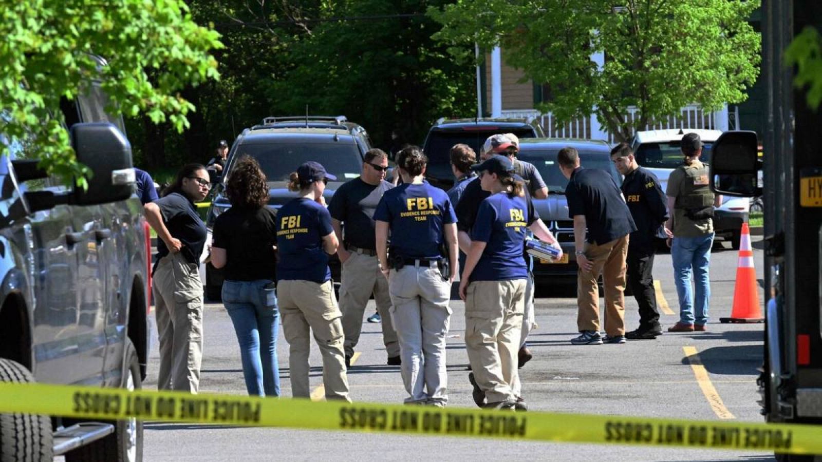 Agentes del FBI cerca de una tienda en Buffalo, Nueva York, el día después de que un hombre armado matara a tiros a varias perso