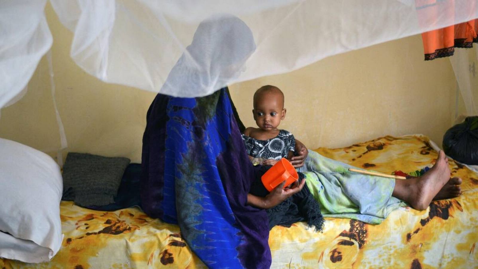 Una madre alimenta a un niño desnutrido con una fórmula especial en un hospital regional en la ciudad de Baidoa, la capital de la región de Bay, en el suroeste de Somalia.