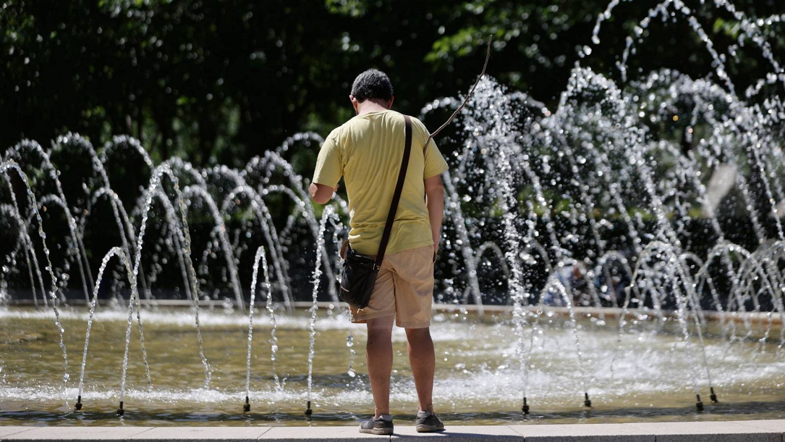 Un viandante se acerca a una fuente en un parque de Madrid esta semana