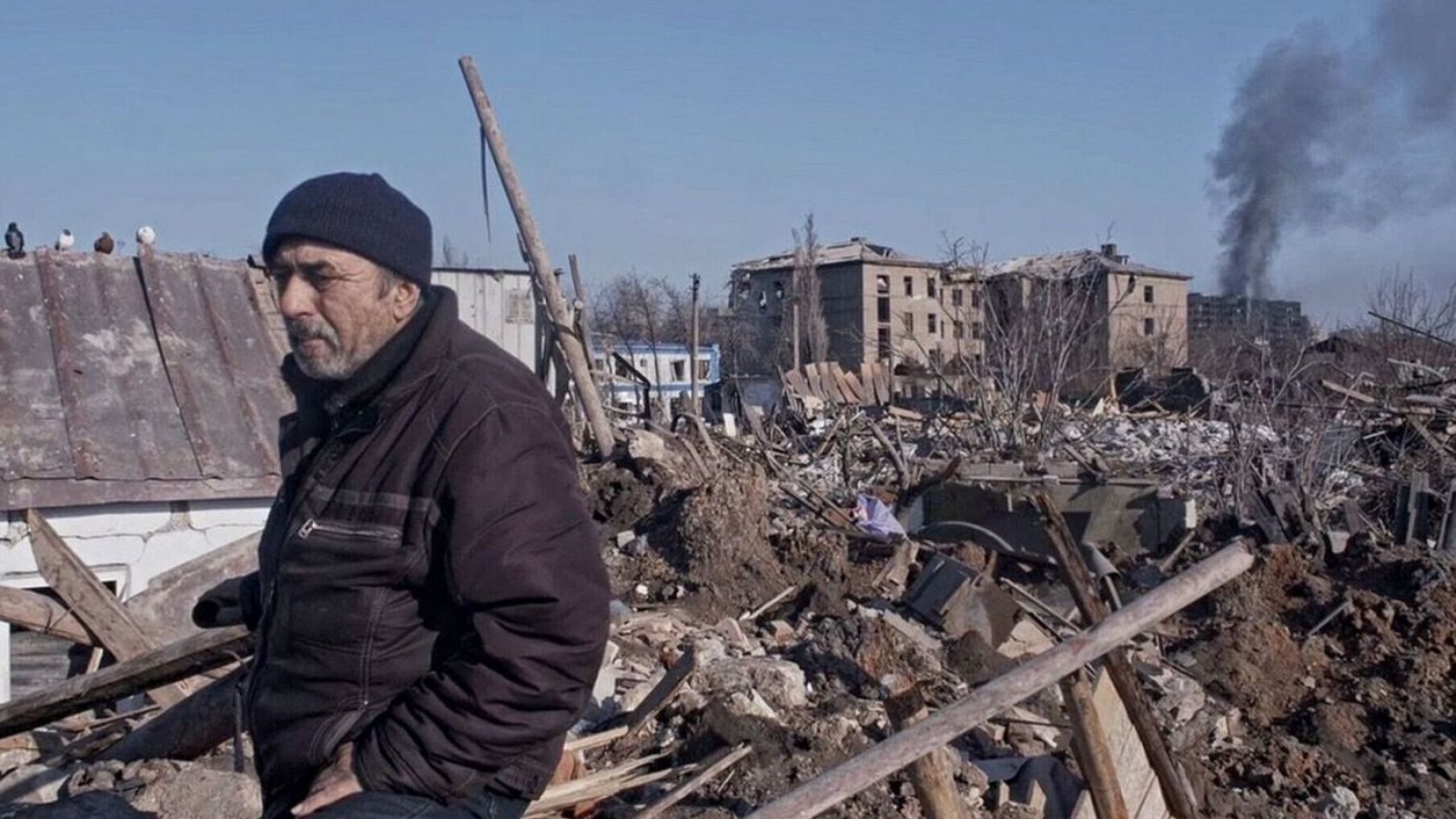 Un hombre observa su casa destruida en el documental 'Maríupolis 2'.